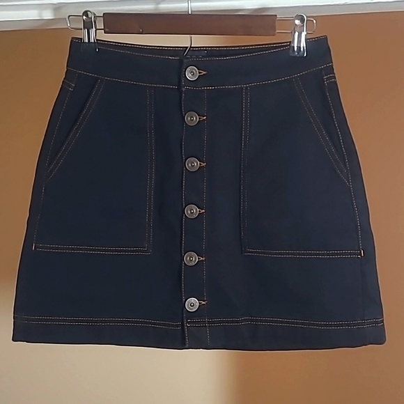 Urban Outfitters Dresses & Skirts - Urban Outfitters High Waisted Denim button-up jean skirt with Pockets Size Small